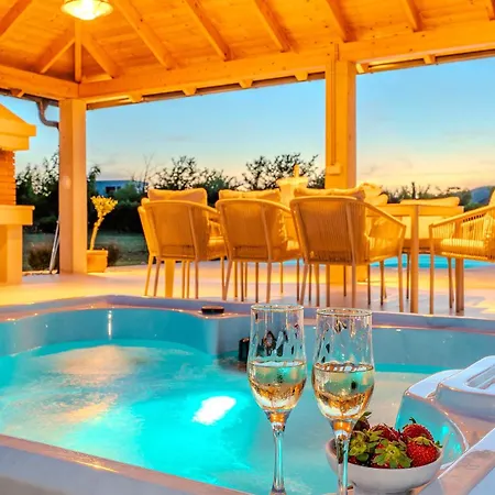 Mariseta Heritage - With Pool And Jacuzzi New Villa *
