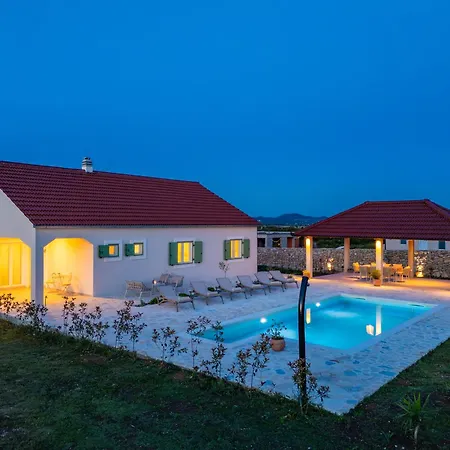 Mariseta Heritage - With Pool And Jacuzzi New Villa Donje Rastane