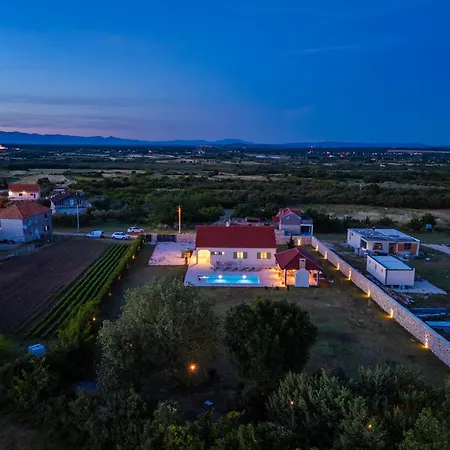 Mariseta Heritage - With Pool And Jacuzzi New Villa Donje Rastane